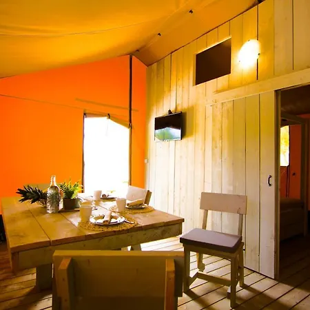 Grande Glamping With Pool Weißenburg