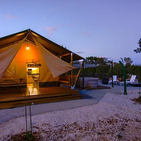 Grande Glamping With Pool Luxusní stan