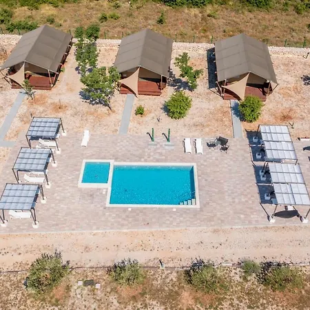 Tente de luxe Grande Glamping With Pool *