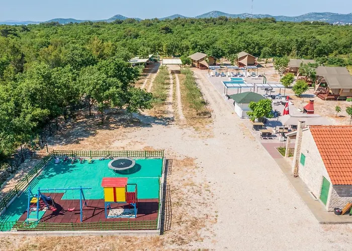 Grande Glamping With Pool * Биоград-на-Мору