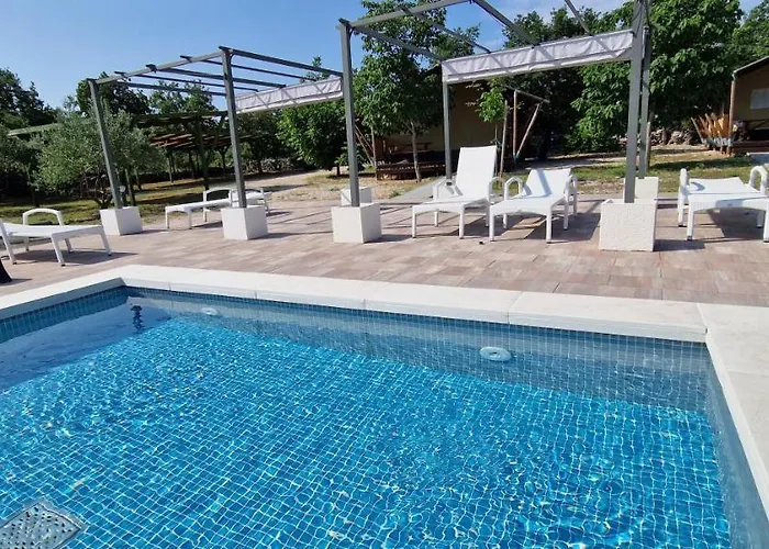 Luxury tent Grande Glamping With Pool