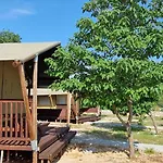 Grande Glamping With Pool Lüks kamp alanı *